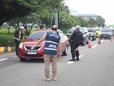 Ação no Aeroporto do Galeão fiscaliza uso de ar-condicionado em carros de aplicativo