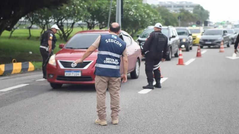 Ação no Aeroporto do Galeão fiscaliza uso de ar-condicionado em carros de aplicativo