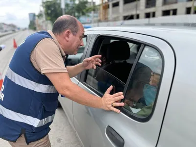 Procon e Sec. de Defesa do Consumidor fiscalizam cobrança de ar-condicionado por motoristas.