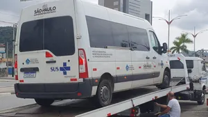 Veículo do SUS é flagrado levando convidados de casamento para a praia em Caraguatatuba