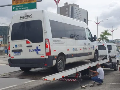 Veículo do SUS é flagrado levando convidados de casamento para a praia em Caraguatatuba