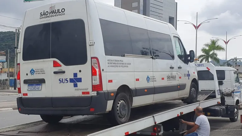 Veículo do SUS é flagrado levando convidados de casamento para a praia em Caraguatatuba