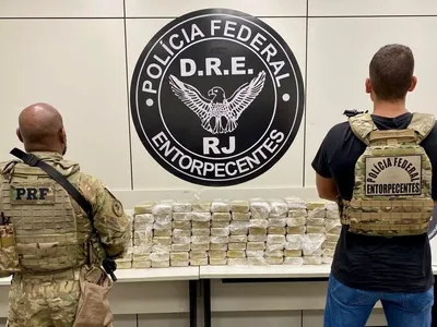 Homens são presos com 120kg de cocaína em fundo falso de carro na Dutra, no RJ