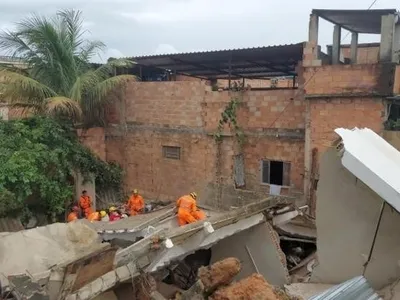 Adolescente é resgatada após ficar soterrada em casa que desabou em BH