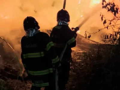 Incêndio atinge habitação às margens da Rio-Santos em Ubatuba