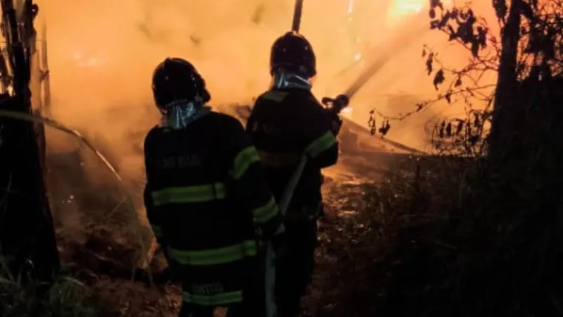 Incêndio atinge habitação às margens da Rio-Santos em Ubatuba