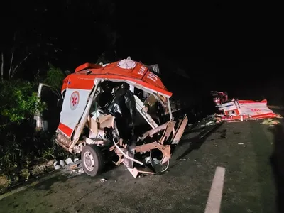 Batida entre ambulância e caminhão deixa cinco mortos no Paraná