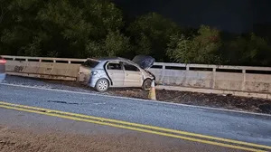 Carro bate em mureta de proteção, capota e quatro pessoas ficam feridas