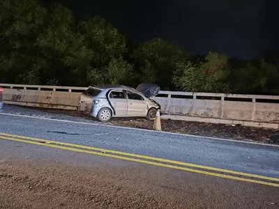 Carro bate em mureta de proteção, capota e quatro pessoas ficam feridas