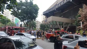 Bombeiros atuam em combate a incêndio no Shopping Tijuca; fogo teria começado em loja