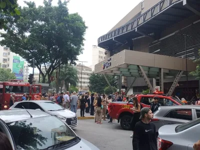 Bombeiros atuam em combate a incêndio no Shopping Tijuca; fogo teria começado em loja