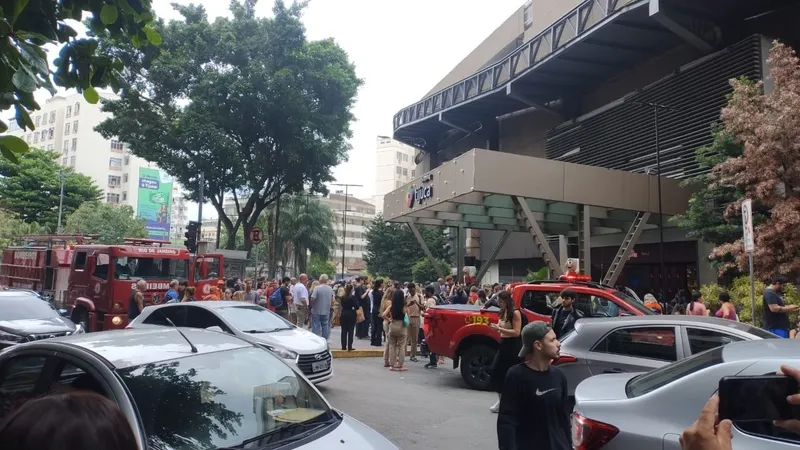 Bombeiros atuam em combate a incêndio no Shopping Tijuca; fogo teria começado em loja