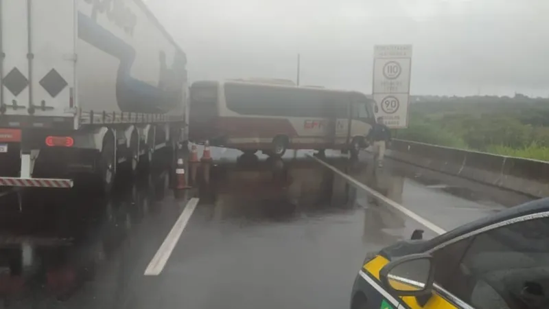 Micro-ônibus colide com mureta na Via Dutra em Pindamonhangaba