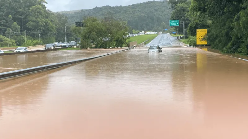 Chuvas inundam trecho da Rodovia Dom Pedro I, em Valinhos, e causam interdição de vias