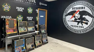 Polícia Civil apreende oito máquinas caça-níqueis em bar de Jacarepaguá