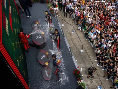 Como um incidente lendário criou a tradição da festa do champanhe na F1?