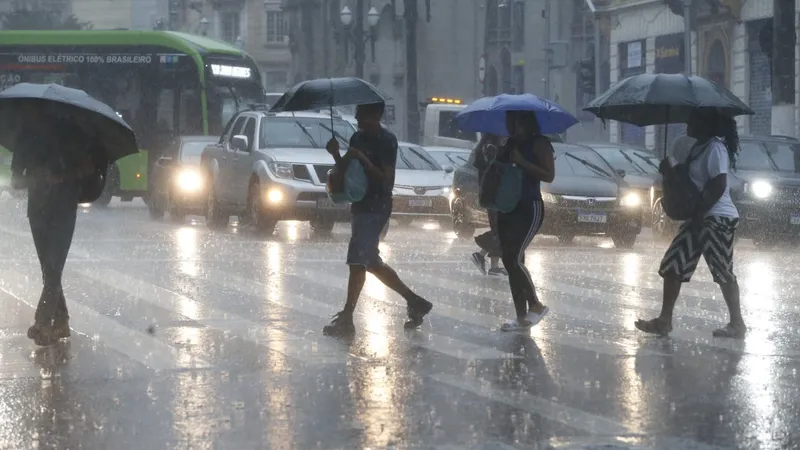 Chuva provoca alagamentos, deslizamentos e interdita vias na Grande SP e no litoral