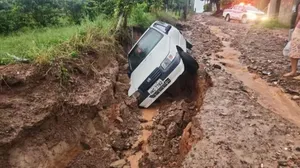 Forte chuva derruba muro e carro cai em cratera em Boituva