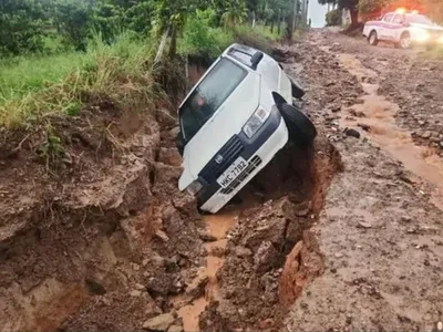 Forte chuva derruba muro e carro cai em cratera em Boituva