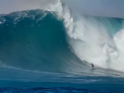 Surfista paranaense pode bater recorde mundial com onda gigante no Havaí; veja vídeo