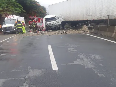 Caos na Dutra: carreta tomba, invade faixa contrária e paralisa saída de fim de ano em SP