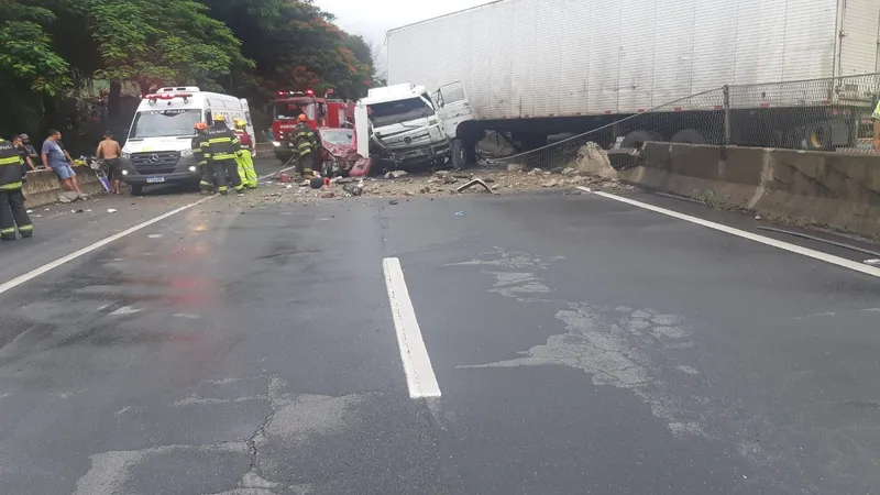 Caos na Dutra: carreta tomba, invade faixa contrária e paralisa saída de fim de ano em SP