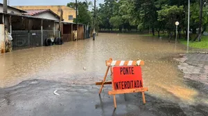 Rio Capivari em Monte Mor transborda devido às chuvas