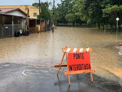 Rio Capivari em Monte Mor transborda devido às chuvas