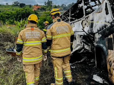 Polícia identifica 26 das 41 vítimas do acidente com ônibus na BR-116 em MG