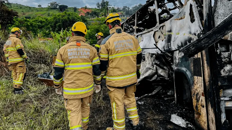 Polícia identifica 26 das 41 vítimas do acidente com ônibus na BR-116 em MG