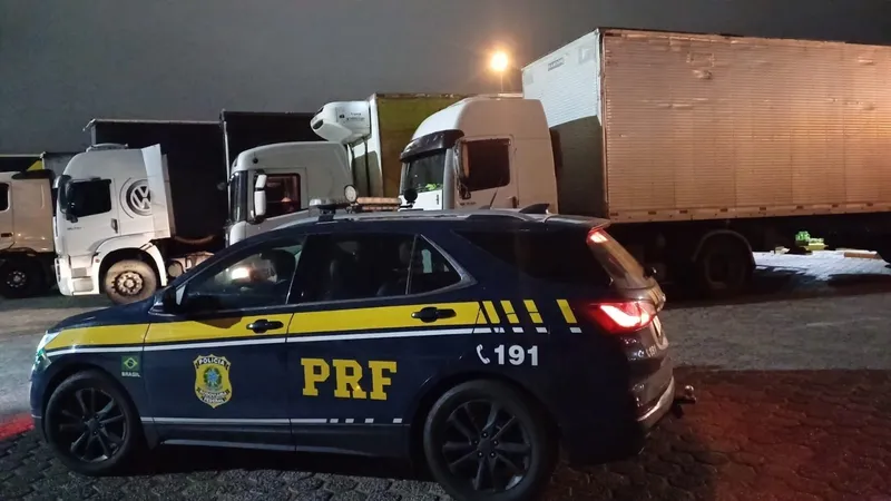 Caminhoneiro dirigindo sem dormir por mais de 24 horas é parado pela PRF