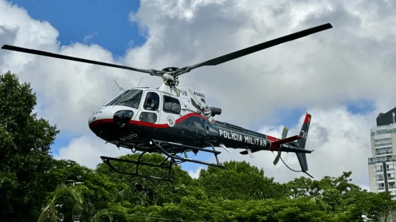 Helicóptero da PM resgata quatro crianças de afogamento em praia do litoral de SP