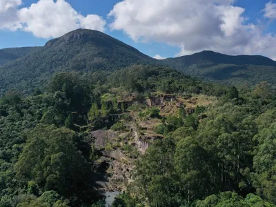 Mulher de 27 anos cai de pedra no Morro do Anhangava e é resgatada por helicóptero