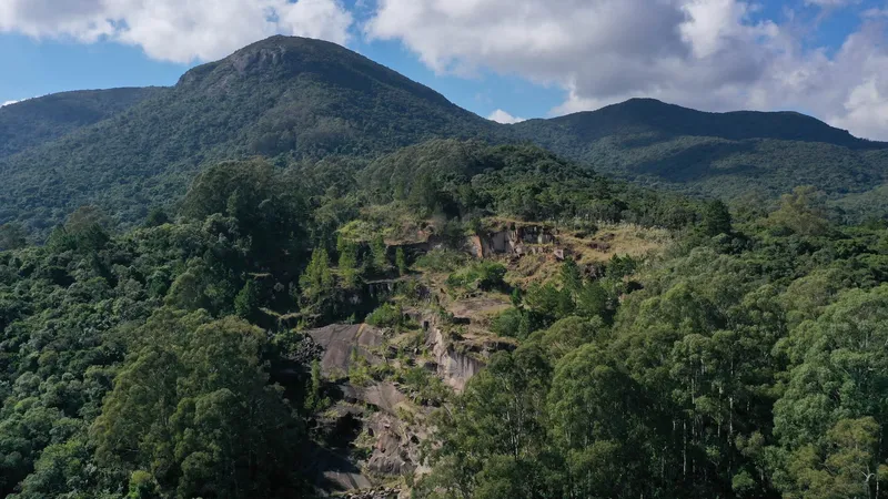 Mulher de 27 anos cai de pedra no Morro do Anhangava e é resgatada por helicóptero