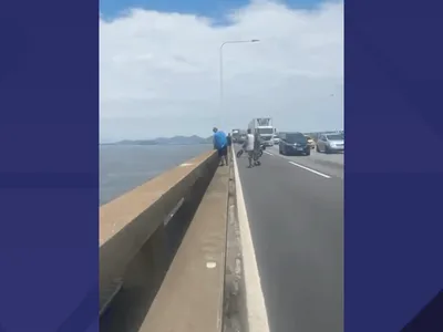 Motociclista resgatado após cair da Ponte Rio-Niterói morre antes de chegar ao hospital; VÍDEO