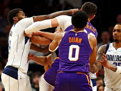 Dallas Mavericks vence Phoenix Suns em jogo que teve briga, soco e três expulsões na NBA