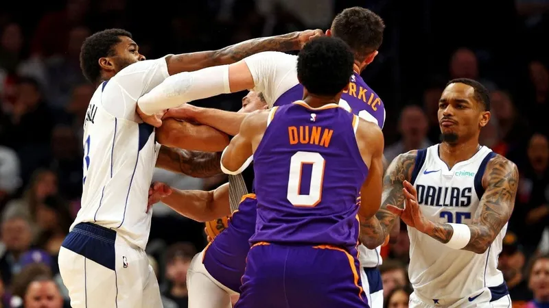 Dallas Mavericks vence Phoenix Suns em jogo que teve briga, soco e três expulsões na NBA