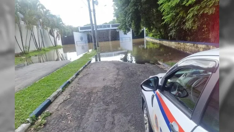 Estádio sede da Copinha é inundado no interior de SP