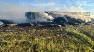 Carreta tomba e pega fogo na região de Taciba