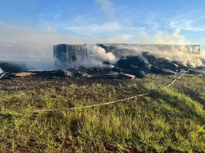 Carreta tomba e pega fogo na região de Taciba