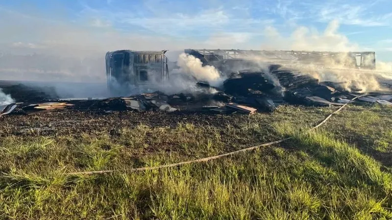 Carreta tomba e pega fogo na região de Taciba