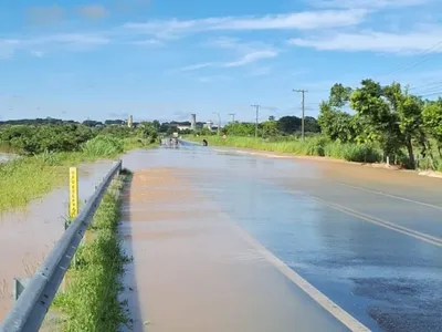 Rio Una transborda e alaga na rodovia que liga Pindamonhangaba e Taubaté