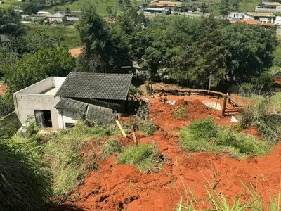 Vistoria: Defesa Civil interdita mais 2 imóveis em área de deslizamento em Taubaté