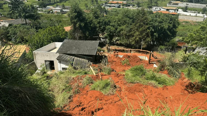 Vistoria: Defesa Civil interdita mais 2 imóveis em área de deslizamento em Taubaté