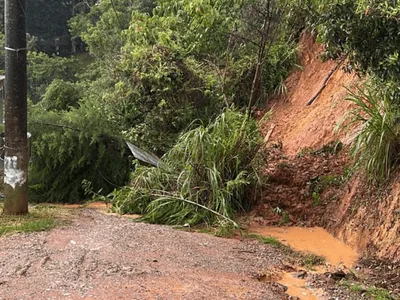 Chuva causa deslizamento de terra em Campos do Jordão