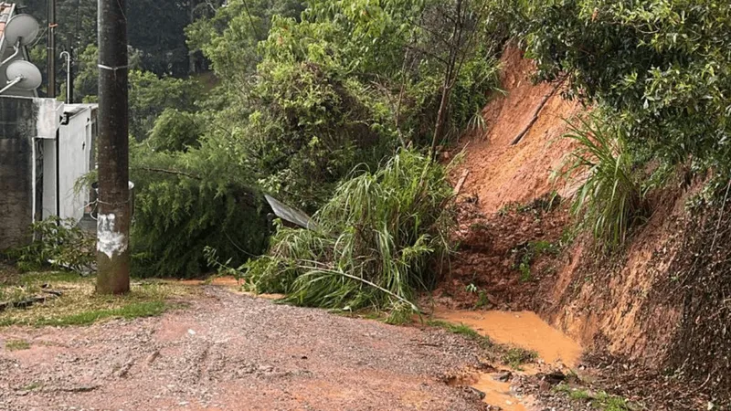 Chuva causa deslizamento de terra em Campos do Jordão