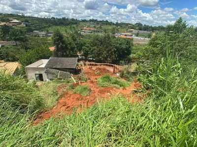 Defesa Civil de Taubaté vistoria local de deslizamento de terra que deixou 3 mortos