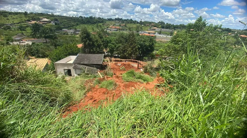 Defesa Civil de Taubaté vistoria local de deslizamento de terra que deixou 3 mortos