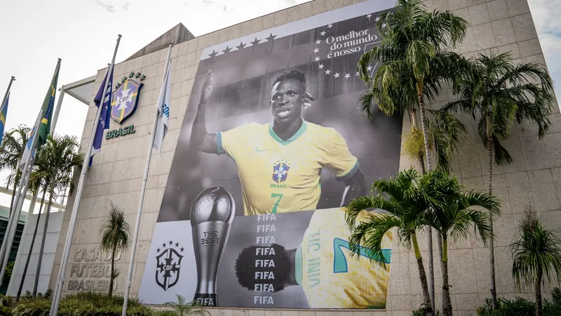 Vini Jr. é homenageado com foto em fachada na sede da CBF