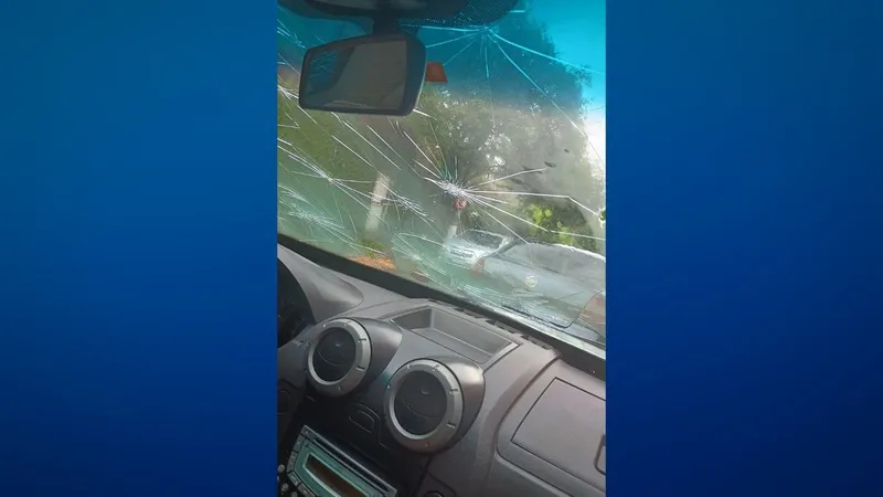 Chuva com granizo e ventos fortes danifica casas e carros em Cajamar, em São Paulo